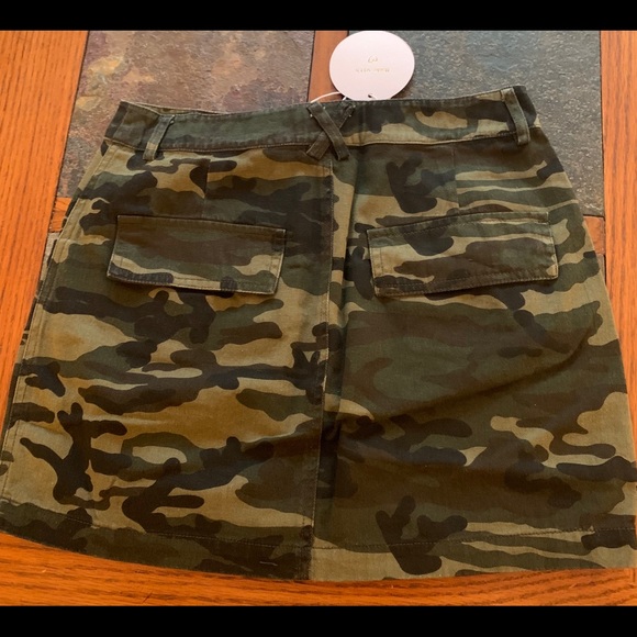 Camo Miniskirt - Picture 4 of 4